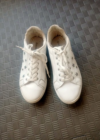 Beyaz Yıldız Detaylı Kadın Sneaker