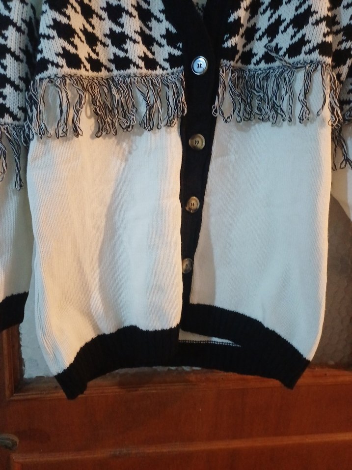 Püsküllü Kazayağı Desenli Salaş Hırka - Görsel 3