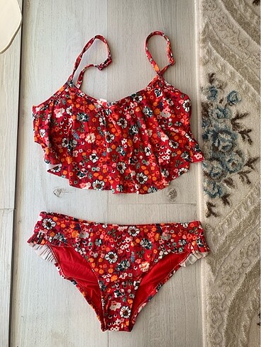 Kırmızı Çiçekli Bikini Takımı