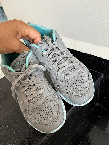 37 Beden gri Renk 37 no orjinal Skechers