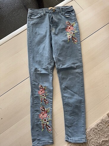 36 beden yüksek bel nakışlı jean