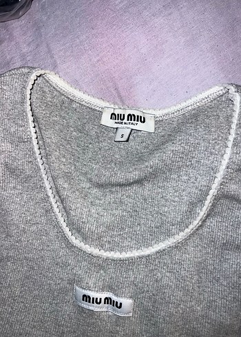 s Beden Miu Miu Gri Pamuklu Kolsuz Crop Top