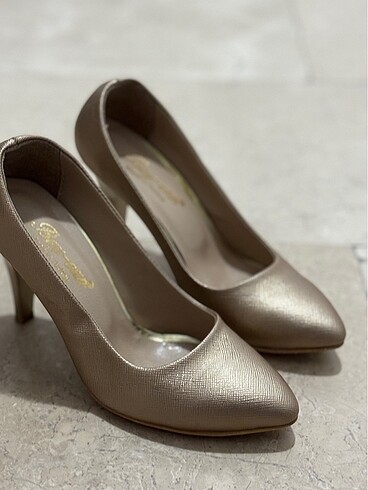 Gold topuklu ayakkabı
