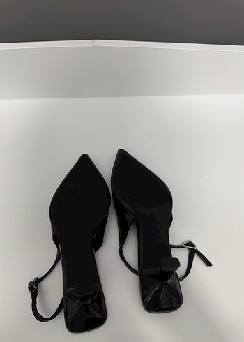 37 Beden Kemer Detaylı Siyah Deri Stiletto