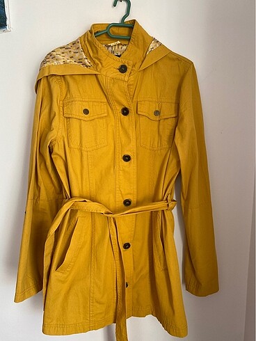 Trenchcoat hardal rengi.