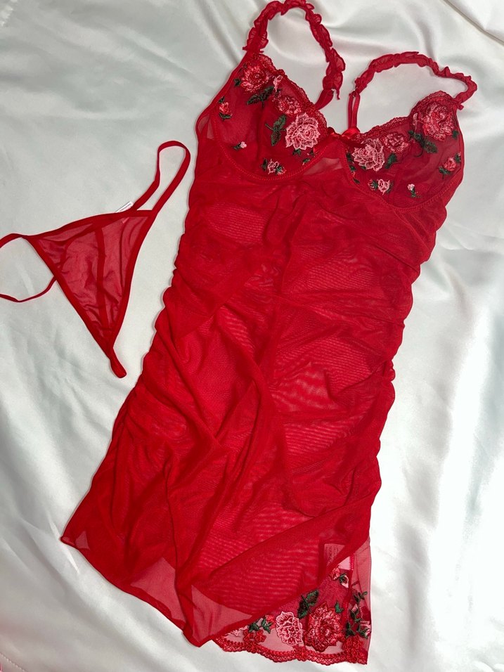 Kırmızı Vücuda Oturan Gecelik - Görsel 2