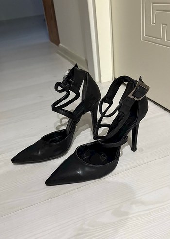 Kemer Detaylı Siyah Stiletto