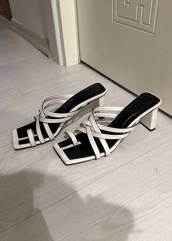 Beyaz Topuklu Minimalist Kadın Terlik