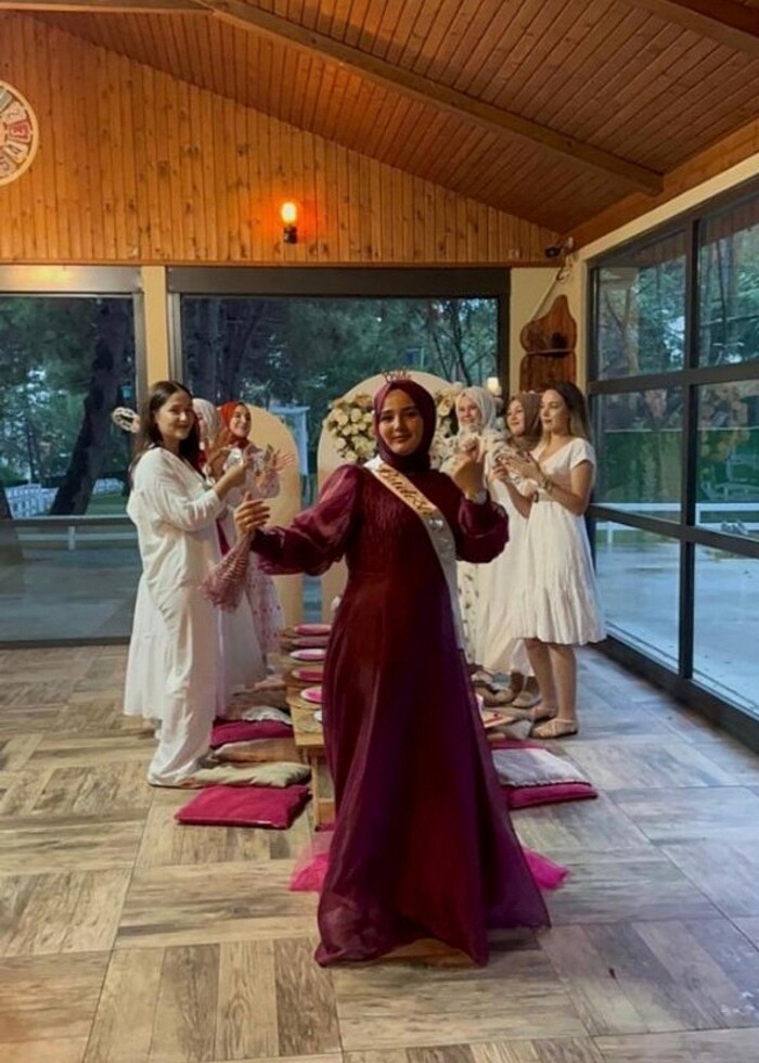 BEKARLIĞA VEDA ELBİSEM - Görsel 3