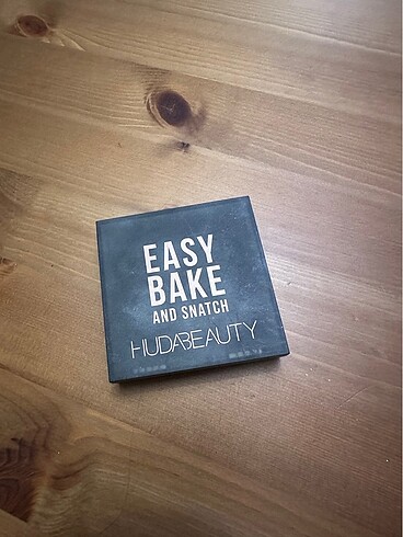 Huda Beauty Easy Bake and Snatch Pressed Powder Pudra