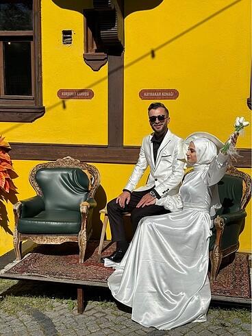 Nikahta giyildi