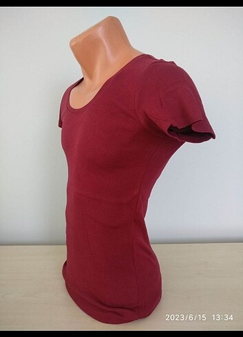 Poşetinde kadın kısa kollu t-shirt S ve Xs bedeninde