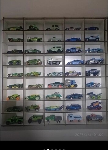 Beden 200 adet hot wheels araba, raf ve duvar saati