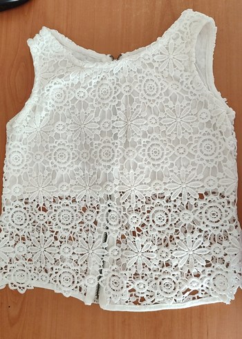 Beyaz Dantel İşlemeli Kolsuz Mini Bluz