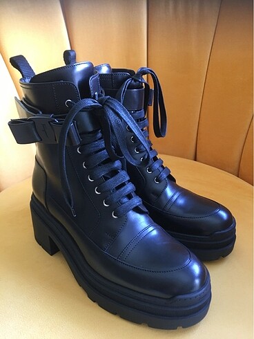 Salvatore Ferragamo Yeni siyah bot