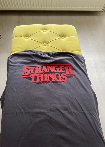 Gri Stranger Things baskılı tşört