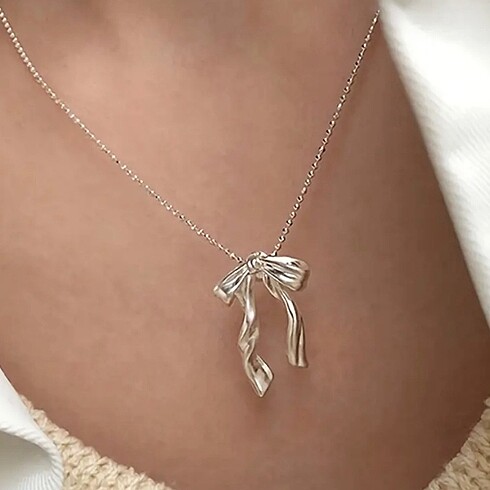 Elegant Ribbon Necklace