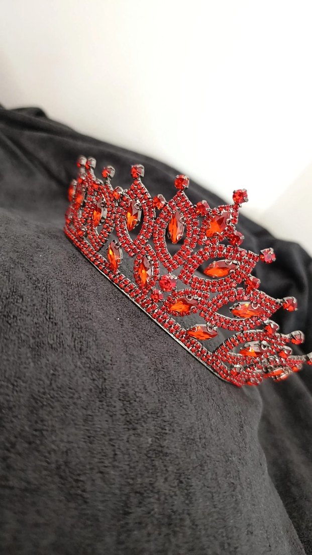 Koyu Kırmızı Parlak Taşlı Taç - Görsel 2