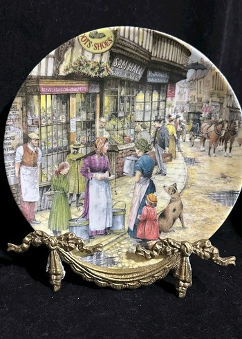 Altın Renkli Eski Sokak Figürlü Dekoratif Tabak