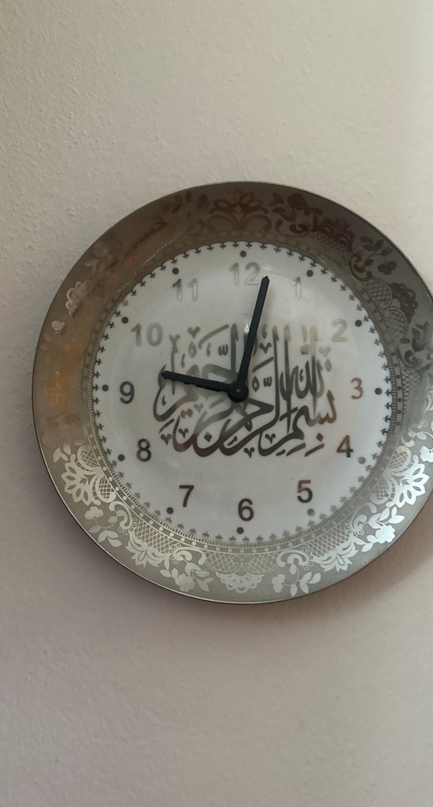 Gri-Beyaz Duvar Saati İslami Tasarımlı - Görsel 5