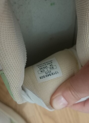 38 Beden beyaz Renk Pull & Bear yeşil beyaz sneaker