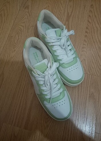 38 Beden Pull & Bear yeşil beyaz sneaker