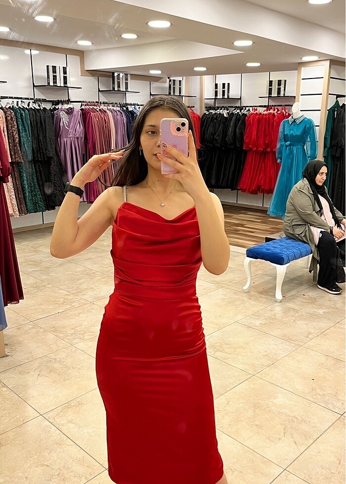 Kırmızı saten elbise - Görsel 2