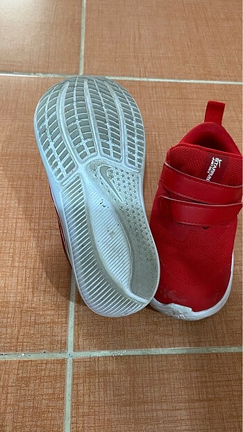 26 Beden kırmızı Renk Orjinal spor ayakkabı küçük geldiği için satıyorum
