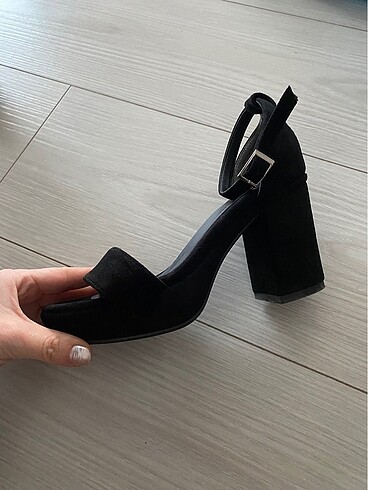 Tasarımcı Topuklu Siyah Sandalet