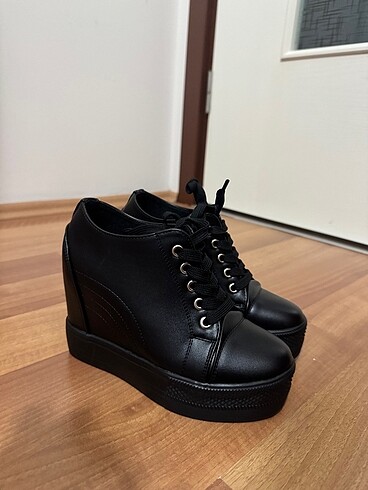Gizli Topuk Sneaker