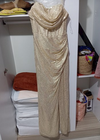 Uzun Parlak Altın Drapeli Straplez Abiye Elbise - Görsel 3