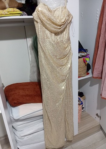 Uzun Parlak Altın Drapeli Straplez Abiye Elbise - Görsel 2