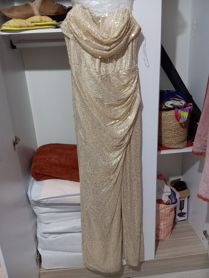 Uzun Parlak Altın Drapeli Straplez Abiye Elbise - Görsel 3