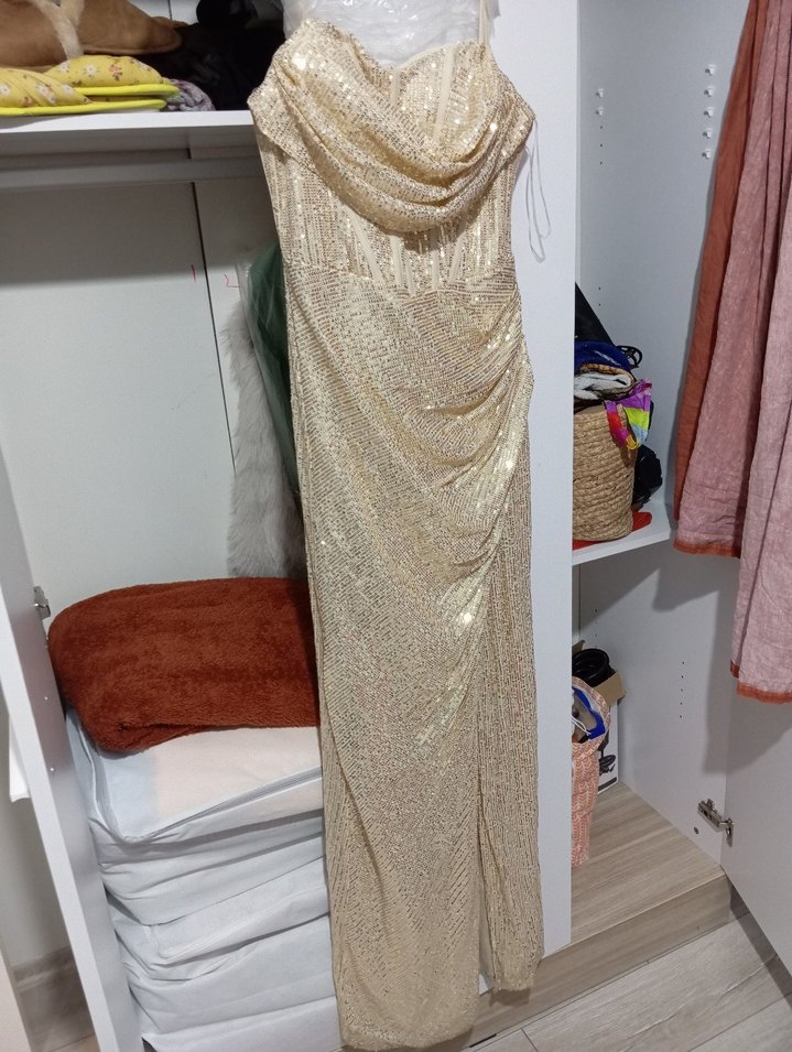 Uzun Parlak Altın Drapeli Straplez Abiye Elbise - Görsel 2