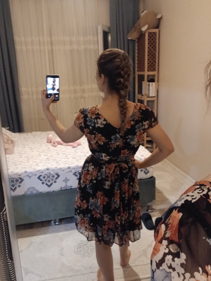 Siyah Çiçek Desenli V Yaka Midi Elbise - Görsel 2