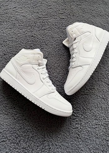 Nike Air Jordan 1 Mid Triple White