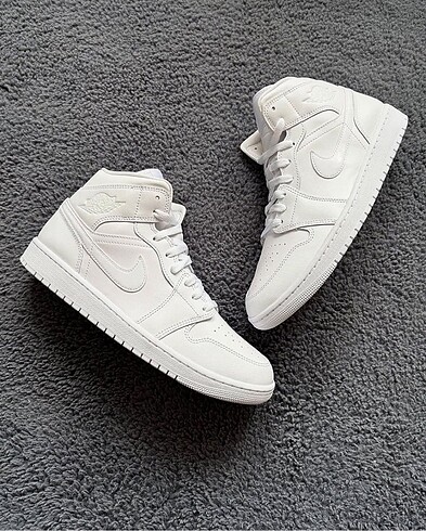 Nike Air Jordan 1 Mid Triple White