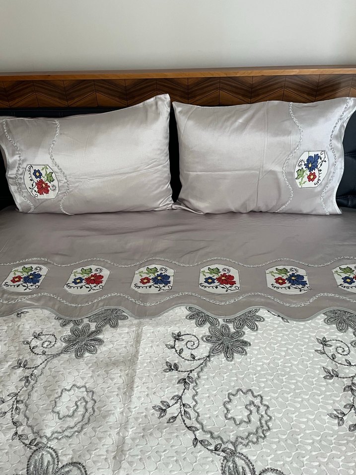 Gri Nakışlı Yatak Örtüsü - Görsel 2