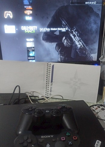 Sony PlayStation konsolu ve iki kontrol cihazı - Görsel 11