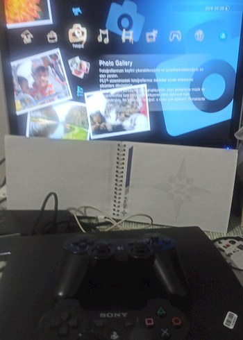 Sony PlayStation konsolu ve iki kontrol cihazı - Görsel 3