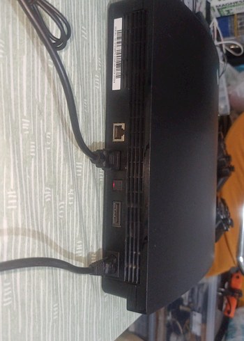 Sony PlayStation konsolu ve iki kontrol cihazı - Görsel 18