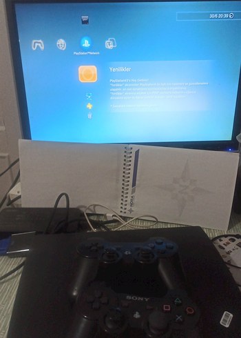 Sony PlayStation konsolu ve iki kontrol cihazı - Görsel 9