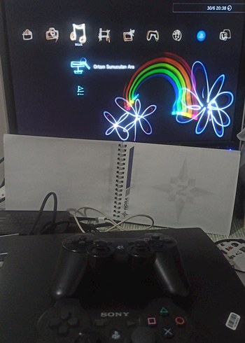 Sony PlayStation konsolu ve iki kontrol cihazı - Görsel 4