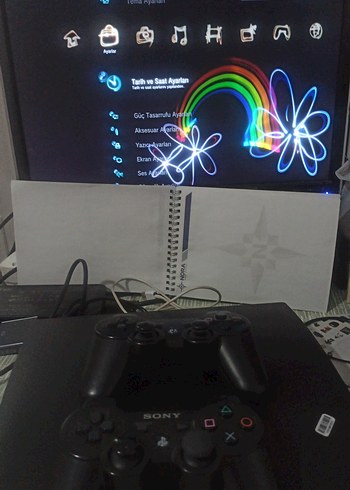 Sony PlayStation konsolu ve iki kontrol cihazı - Görsel 2