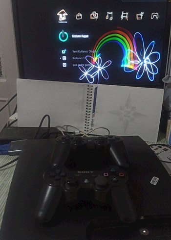 Sony PlayStation konsolu ve iki kontrol cihazı
