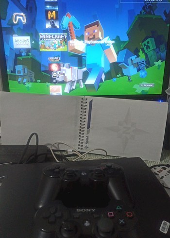 Sony PlayStation konsolu ve iki kontrol cihazı - Görsel 15