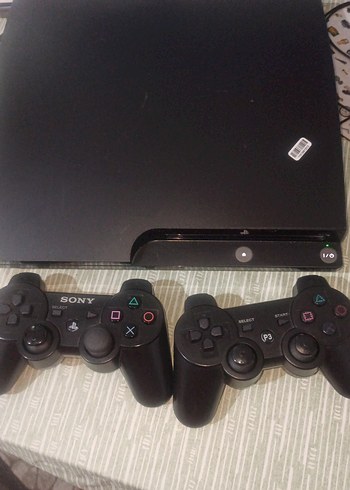 Sony PlayStation konsolu ve iki kontrol cihazı - Görsel 17