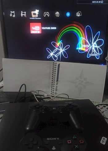 Sony PlayStation konsolu ve iki kontrol cihazı - Görsel 6