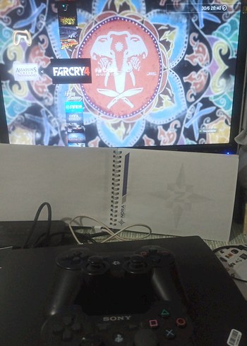 Sony PlayStation konsolu ve iki kontrol cihazı - Görsel 12