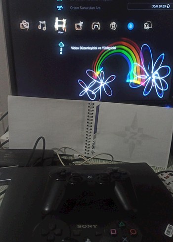 Sony PlayStation konsolu ve iki kontrol cihazı - Görsel 5